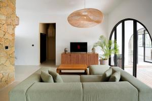 Brand new 5BD Villa with pool and kids playground Kuta, Lombok 8 min from central Kuta in heart of nature