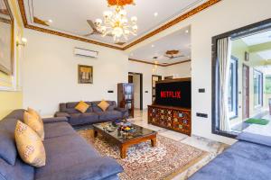 ELIVAAS Signature LakeMount 2-BHK Getaway with Private Pool, Open-Air Gazebo & Terrace At Fatehsagar Lake