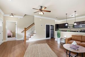 Stay near Texas A&M Spacious Cottage with Clubhouse