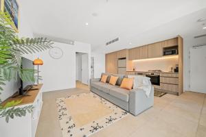 SkyHigh Comfort Central Luxe Stay 2B1B apartment