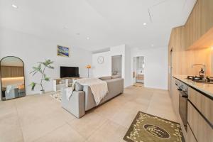SkyHigh Comfort Central Luxe Stay 2B1B apartment