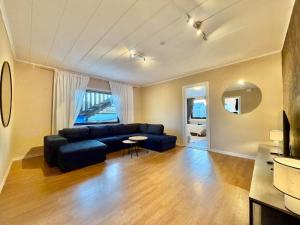 Workers House - 4 BR - 7 Beds - Near Volvo - Desks