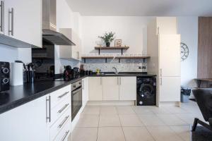 Spacious 2 bed apt near Media City and Old Trafford