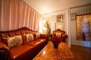 3-story building airport bus direct access JR Namba Station Kintetsu subway Shinsaibashi Dotonbori within walking distance