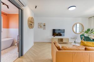 Luxury Suites by Beyond air with shared Rooftop pool & BBQ