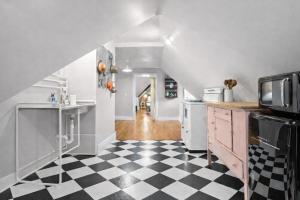 Cozy Top-Floor Retreat in the Heart of Louisville