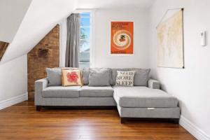 Cozy Top-Floor Retreat in the Heart of Louisville