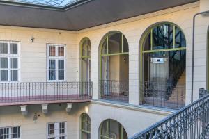 2BDR Central Grand Bourgeois Apt at Kodaly w AC