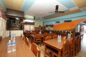OYO 618 Hotel Middle Point