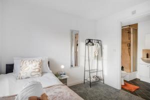 3 BR 6 Beds 3 Bath Garden Parking Heathrow 15 min Windsor & Legoland