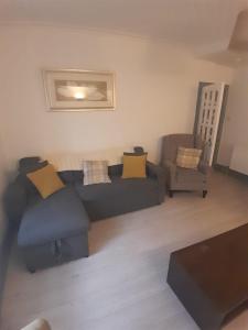 Warm Central Apartment by Meadows 7