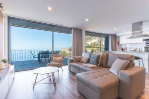 Big Cliff - Ocean View by AH