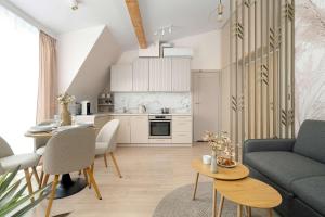 Bright and Elegant Apartment Poznań Old Town Garbary with Air Conditioning by Renters Prestige