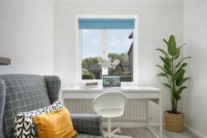 Detached House - Close to City Centre - Free Parking, Fast Wifi, Private Garden and Smart TV with Netflix by Yoko Property