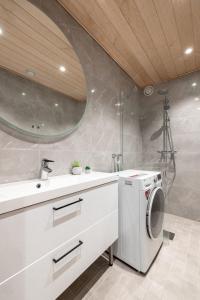 Stylish 3BR Apartment in Center with Sauna Tub