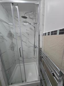 Luxury One Bedroom En-suite with Free Parking