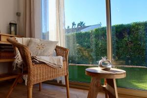 Lora Apartment with Garden & Pool