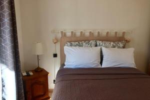 Lora Apartment with Garden & Pool