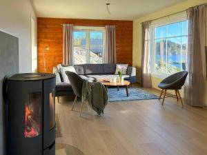 Seafront House From 1952 With Views In Veivåg