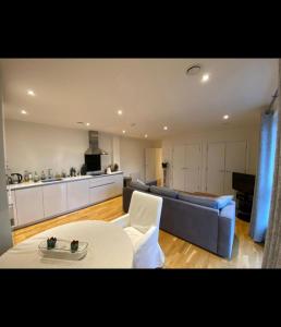 Luxury Two Bed Apartment w Car Parking, by Station