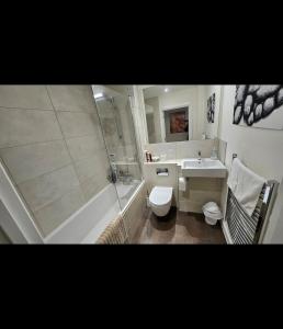 Luxury Two Bed Apartment w Car Parking, by Station