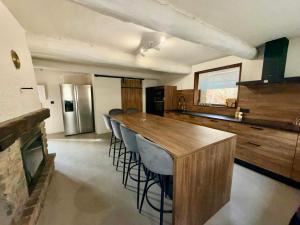 Farmhouse With Cathedral Lounge And Sauna In Pines