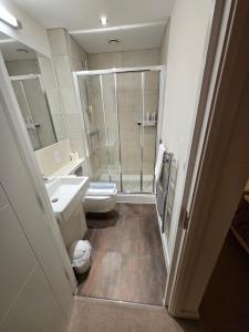 Luxury Two Bed Apartment w Car Parking, by Station
