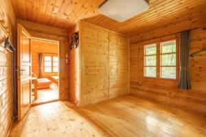 那須連峰を望む御用邸の膝元 森に囲まれた1200平米に佇むログハウス2棟と音楽棟東屋