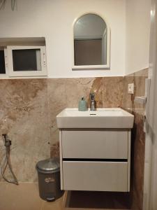 Deluxe groundfloor apartment with beautiful garden for long term rental