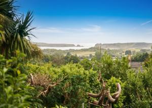 Sea Gem, Coastal Family House with Balcony Sea Views & Garden