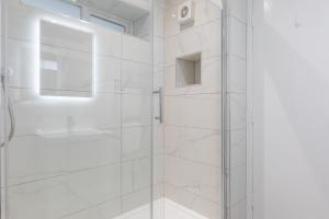 Stylish, Luxury, Parking Sleeps 6, 2-Bath, City Centre