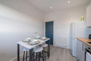 2BR Flat - 4 Beds Sleeps 7 - Trinity Vaults