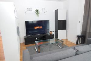 Lux City Apt 5 mins to Station and Great View