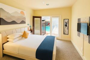 Stylish Home Private Pool, King Bed & Garage