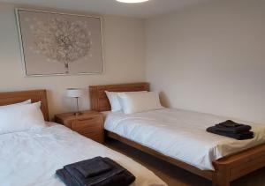 4BR Home, Free Parking, Sleeps 7, Families & Contractors Welcome