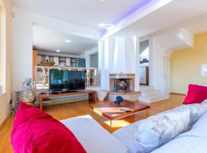 Spacious Villa Radevenjić with Outdoor Pool