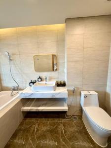 Ban công view biển, bồn tắm - FLC Sea Tower Quy Nhơn SOFA