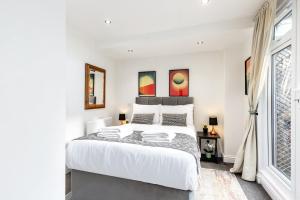 Snug Holland Park Stay