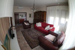 Appartamento al primo piano in villetta con giardino