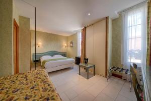Hotels Logis Le Tadorne : Chambre Triple