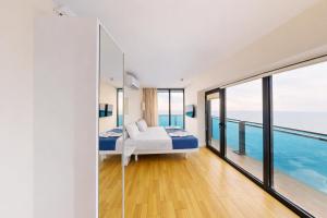 Orbi City Generous Beachfront Apartament