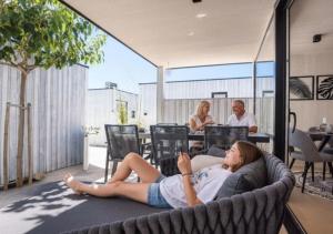 Villa Luna Mare Ferienhaus mit Terrasse & Poolnähe, direkt am Meer