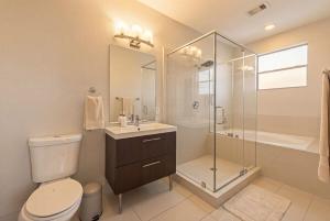 Modern 3BR Houston Designer Work Friendly Home