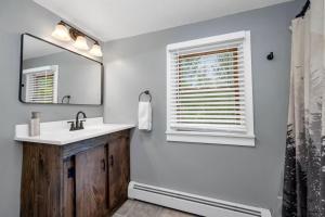 Cozy NH Retreat l HOT TUB 25min to Loon