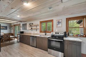 Cozy NH Retreat l HOT TUB 25min to Loon