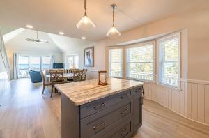 D4414 Exhibit Sea. Soundfront, Stunning Sunsets, Pier, Private Pool & Hot Tub!