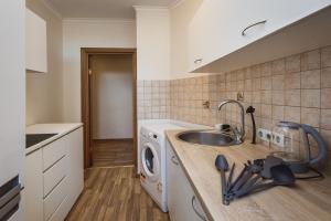 Families & Large Groups - 7 Bedrooms - 10 Guests - Central Location