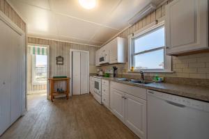 York - Duck, Carolina Dunes, Oceanfront, Ocean View, Hot Tub, Large Decks, Pets OK