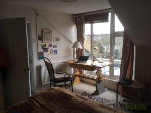 Private attic in Georgian townhouse with free parking