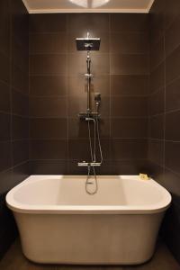 Sensual Old Town! Best location, Bath, keyless!